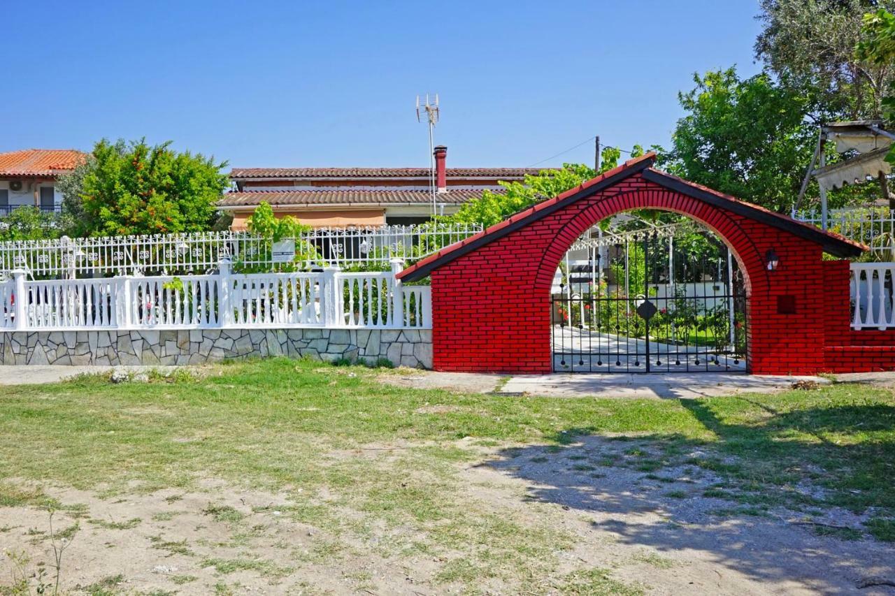 Villa Fofo - Beautiful Sea Front Villa With 650M2 Garden Nea Kallikrateia Exterior foto